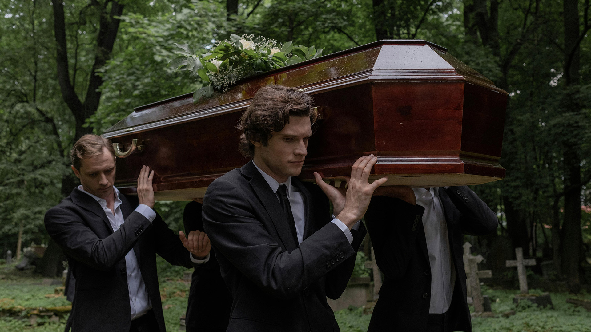 Tr�ger mit Sarg auf dem Weg zur Beisetzung