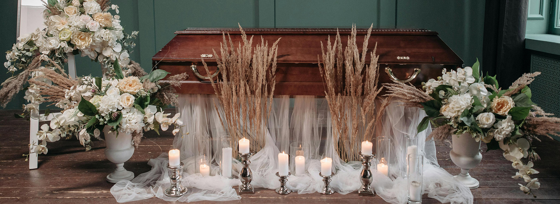 Sarg mit Blumen als w�rdevoller Abschied